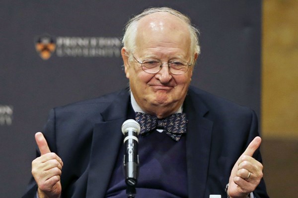 Nhà kinh tế đoạt giải Nobel nhận định về vấn đề đánh thuế tài sản