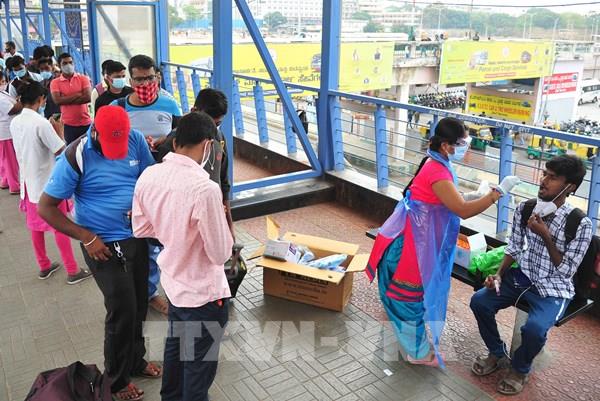 Làn sóng dịch COVID-19 thứ hai đe dọa sự phục hồi của kinh tế Ấn Độ