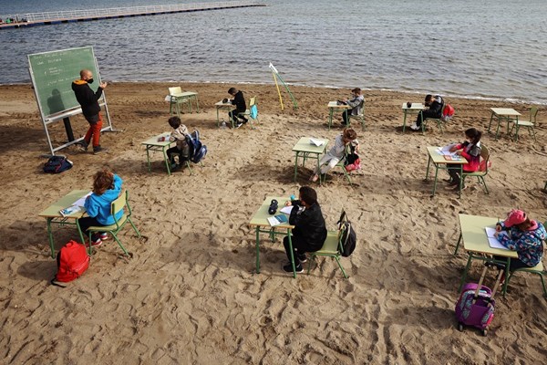 Mô hình lớp học trên bãi biển ở Tây Ban Nha