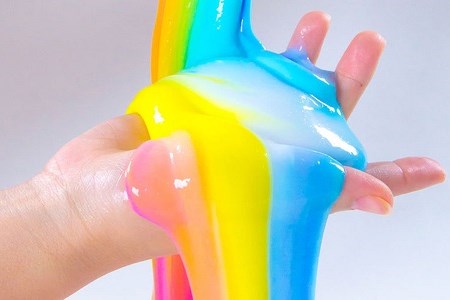 Hơn 30 học sinh nhập viện, nghi ngộ độc do chơi đất nặn