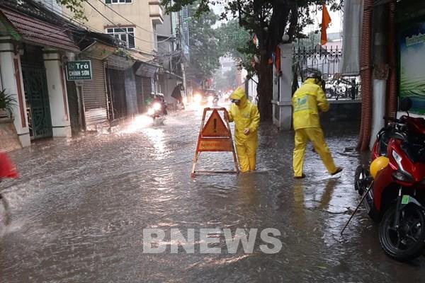 Hà Nội: Mưa to, một số tuyến đường lại ngập