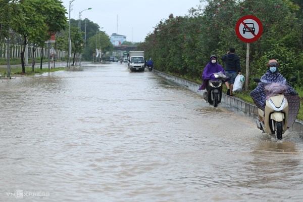 Hà Nội: Nước mưa ngập Đại lộ Thăng Long cơ bản rút hết