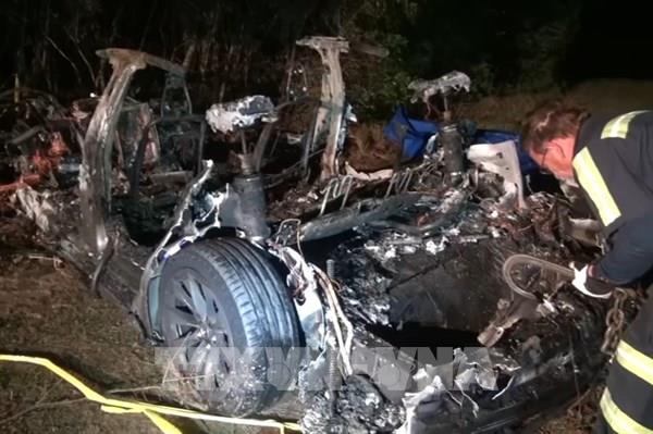 Tai nạn ô tô Tesla "không có người lái" làm 2 người thiệt mạng