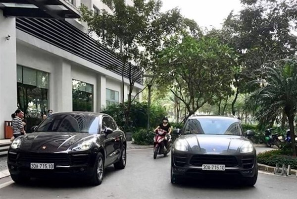 Hà Nội xác minh chủ nhân chiếc xe Porsche đeo biển giả