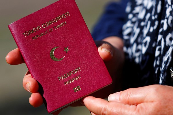 Thổ Nhĩ Kỳ điều tra bê bối sử dụng hộ chiếu công vụ để trốn sang châu Âu