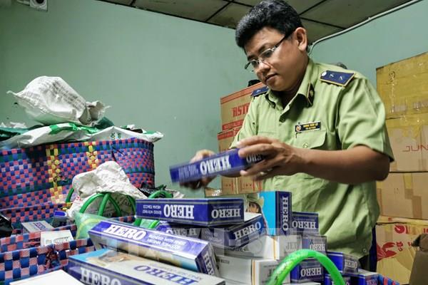 Phát hiện bên trong các bó rau là hàng nghìn bao thuốc lá ngoại nhập lậu