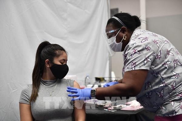 Dịch COVID-19: Mỹ đạt mục tiêu tiêm 200 triệu liều vaccine