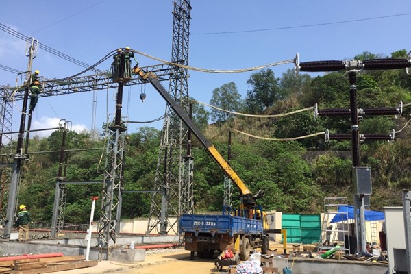 Đưa vào vận hành máy cắt kháng điện trạm biến áp 500 kV Hòa Bình