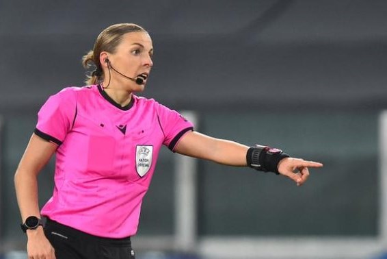 Nữ trọng tài đi vào lịch sử của giải bóng đá EURO
