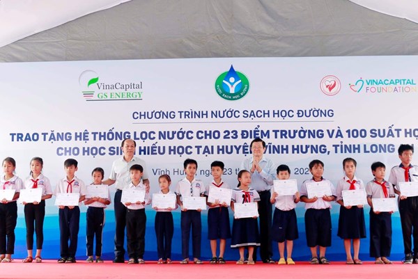 Trao 100 học bổng và 49 hệ thống lọc nước cho 23 điểm trường học