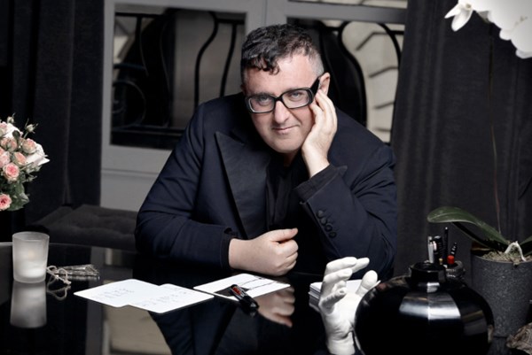 Nhà tạo mẫu nổi tiếng Alber Elbaz qua đời do mắc COVID-19