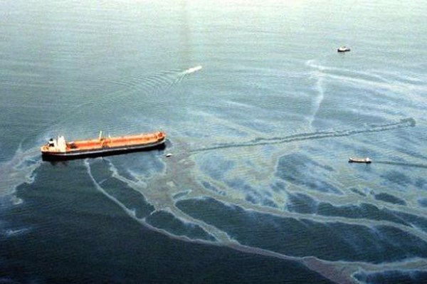 Trung Quốc: Một tàu chở dầu bị va chạm, dầu tràn ra biển Hoàng Hải