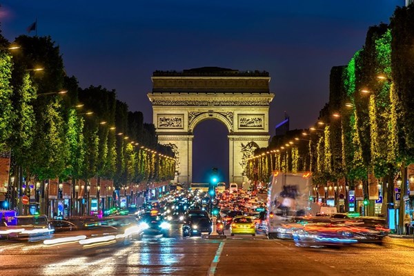 Buổi picnic khổng lồ trên đại lộ Champs-Elysees của nước Pháp