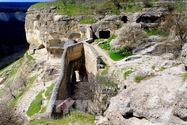 Pháo đài cổ độc đáo trong hang đá Chufut-Kale trên bán đảo Crimea