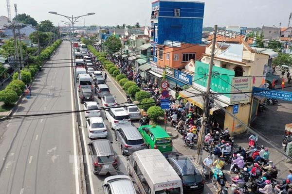Giao thông cửa ngõ phía Đông Tp Hồ Chí Minh "tê liệt" nhiều giờ