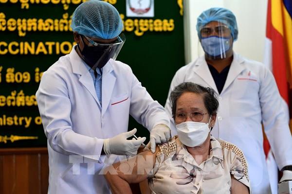 Campuchia tiêm phòng COVID-19 người dân "Khu vực Đỏ" ở Phnom Penh