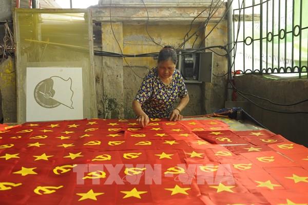 Hà Nội: Rộn ràng làng làm cờ Tổ quốc