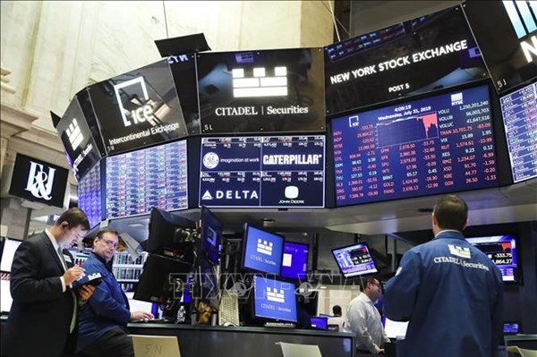 Phố Wall giảm điểm phiên cuối tuần song vẫn ghi dấu tháng tăng điểm tốt nhất