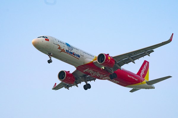 Tự hào Việt Nam cùng tàu bay mang màu cờ Tổ quốc bay khắp muôn nơi