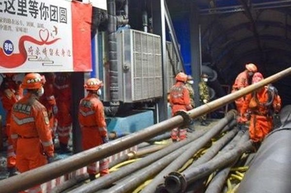 Trung Quốc: Các đội cứu hộ đã vào được hầm mỏ để giải cứu 21 công nhân bị mắc kẹt