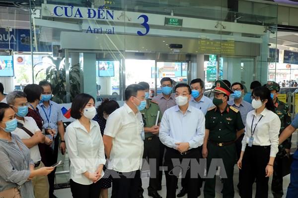 Chủ tịch Hà Nội kiểm tra công tác phòng chống dịch COVID-19 tại sân bay và bến xe