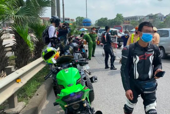 Tạm giữ 9 mô tô chạy tốc độ cao trên cao tốc Hà Nội – Thái Nguyên
