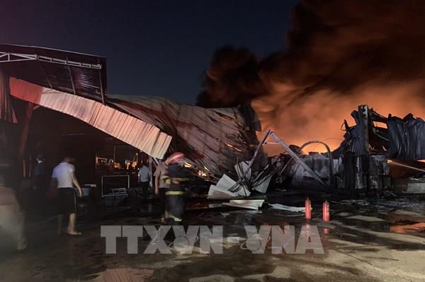 Cháy lớn tại xưởng sản xuất ở Bình Dương