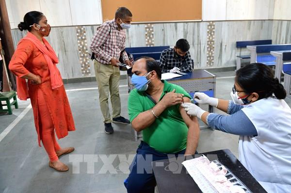 Làn sóng COVID-19 thứ hai sẽ kìm hãm đà phục hồi kinh tế của Ấn Độ