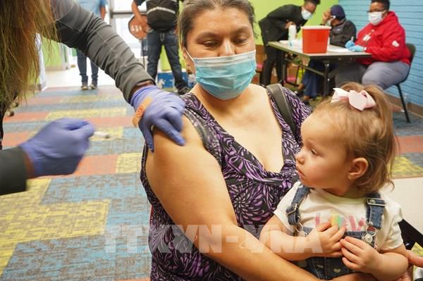 Các công ty bảo hiểm Mỹ sẽ tăng phí với những người chưa tiêm vaccine COVID-19?