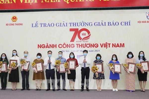 Phóng viên Ban Biên tập Tin kinh tế nhận giải báo chí 70 năm ngành công thương