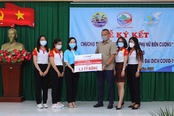HDBank tặng 1,5 tỷ đồng hỗ trợ phụ nữ biên cương
