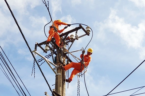 Điện lực Quảng Bình thực hiện "mục tiêu kép" trong kinh doanh