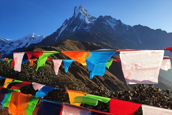 Đỉnh Everest đón các nhà leo núi nước ngoài đầu tiên