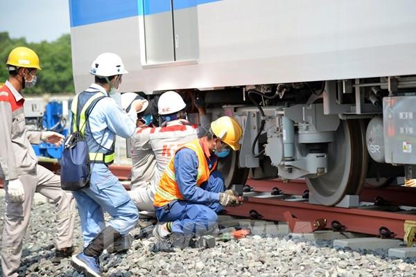 Lắp đặt các đoàn tàu tuyến metro số 1 Bến Thành – Suối Tiên lên đường ray