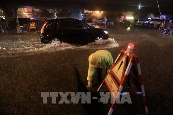 Mưa lớn gây ngập úng nhiều tuyến phố ở Hà Nội