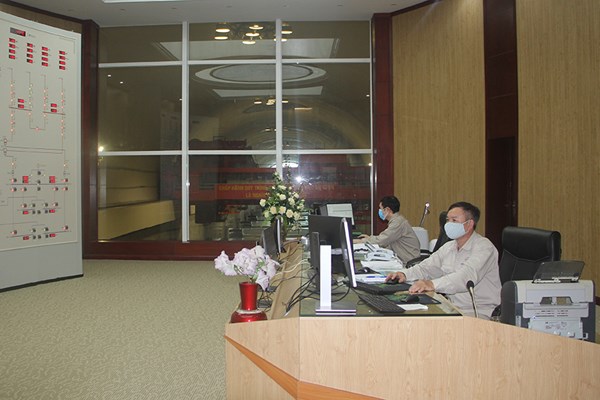 Thủy điện Hòa Bình bố trí kíp trực nhằm đảm bảo điện và chống dịch COVID-19