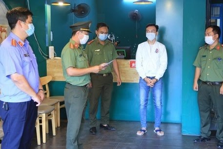 Lập doanh nghiệp để bão lãnh "chuyên gia dởm" nhập cảnh trái phép vào Việt Nam
