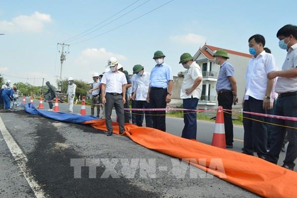 Hà Nội: Khẩn cấp khắc phục sự cố nứt đê hữu Hồng