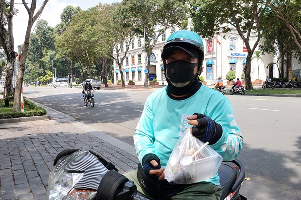 Dịch COVID-19: Đơn hàng online tăng vọt, shipper làm không hết việc