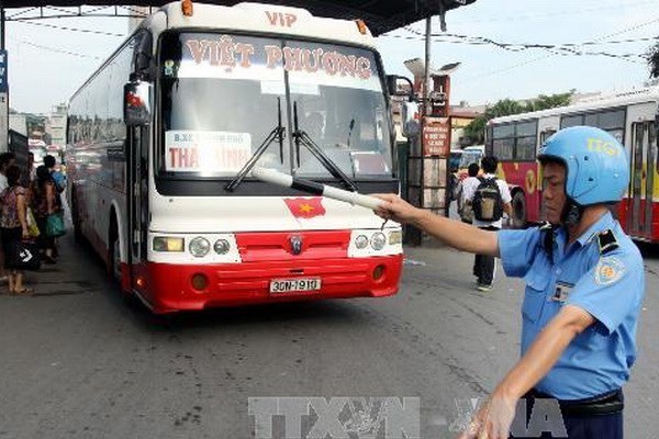 Thanh tra giao thông Hà Nội lập chốt kiểm tra phòng dịch trên các phương tiện vận tải