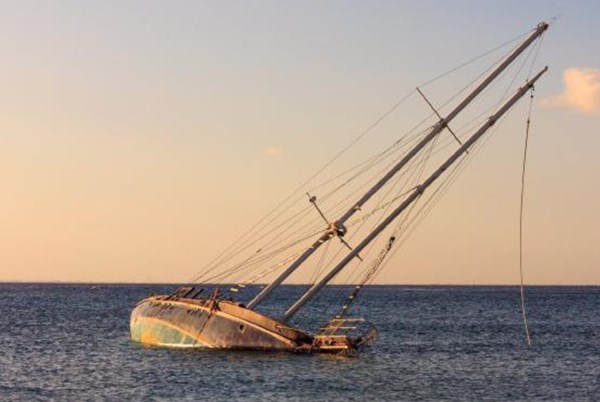 Đang "selfie" thì lật thuyền, 9 người mất tích