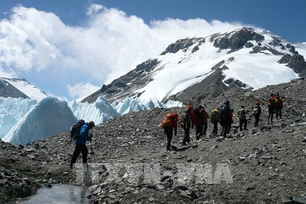 Dịch COVID-19: Trung Quốc cấm mọi hoạt động chinh phục đỉnh Everest