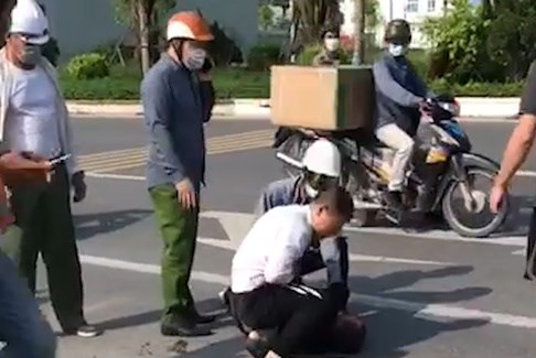 Kỷ luật cán bộ Công an đứng nhìn tài xế taxi bị đâm tại Hà Nội