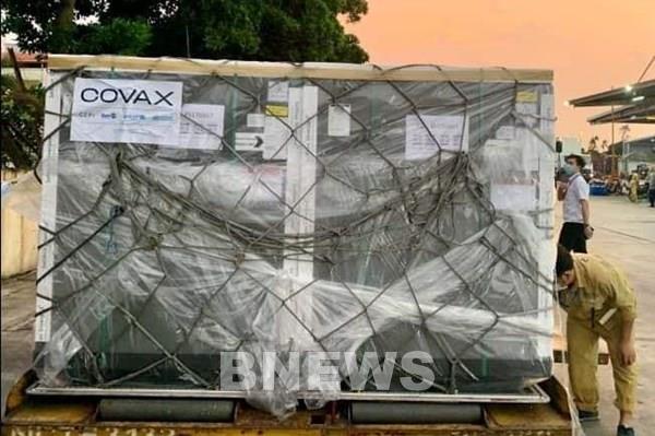 Hình ảnh gần 1,7 triệu liều vaccine phòng COVID-19 về tới Việt Nam