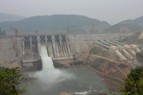 Hàng chục hộ dân mỏi mòn chờ điện dù ở gần nhà máy điện