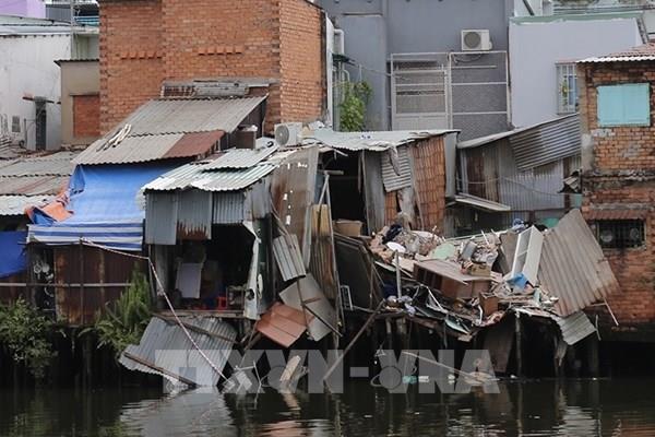Tp Hồ Chí Minh: 9 căn nhà ven kênh sụt lún xuống kênh