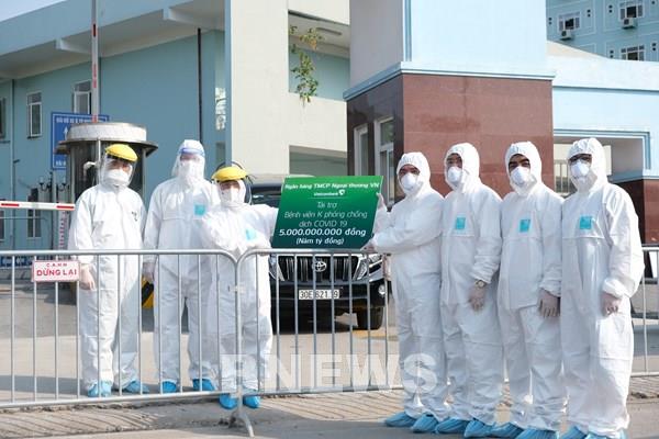 Vietcombank trao tặng 5 tỷ đồng và 10.000 suất ăn hỗ trợ Bệnh viện K cơ sở Tân Triều