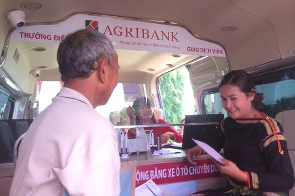 Agribank đưa dịch vụ ngân hàng đến từng hộ dân