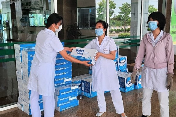 Tặng gần 3 triệu ly sữa cho y bác sĩ, người dân khu vực cách ly