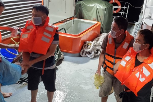 Cứu nạn khẩn cấp 9 thuyền viên tàu Minh Quang 03 